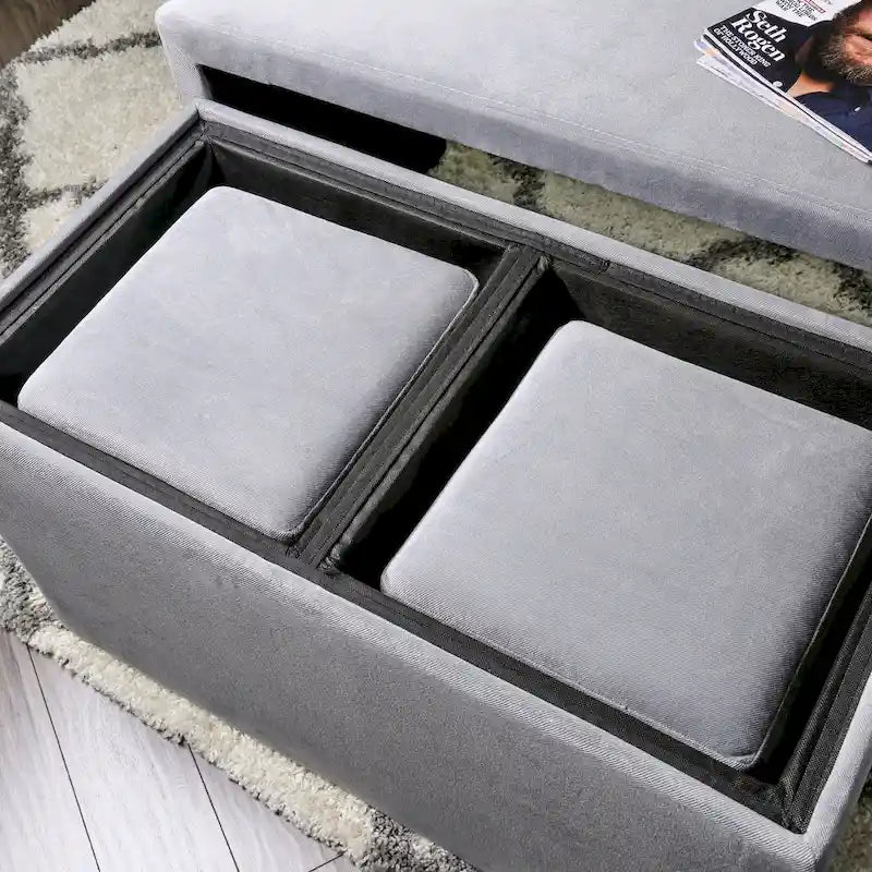L'ensemble moderne de quatre pièces en similicuir comprend un banc et un tabouret.