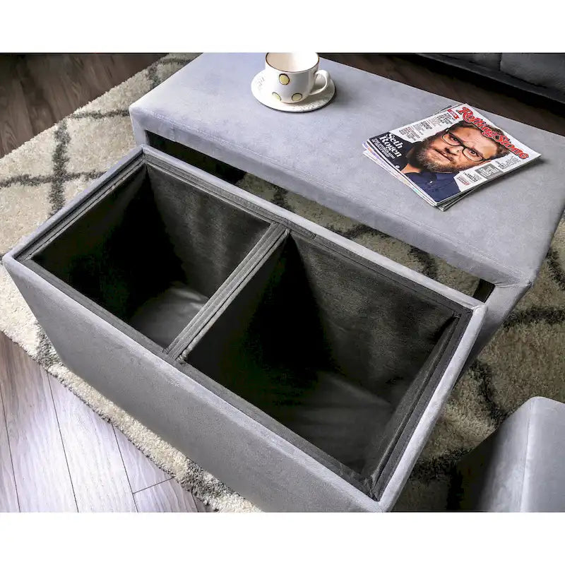 L'ensemble moderne de quatre pièces en similicuir comprend un banc et un tabouret.